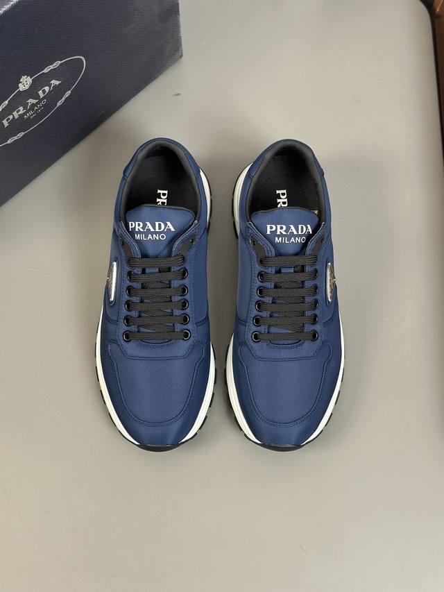 Prada普拉达prax 01 Re-Nylon运动鞋 Size；38～45 环保科技 -再生尼龙 彰品实用而百搭的个性，搭配轻便的 橡胶鞋底，确保穿着舒适。涂